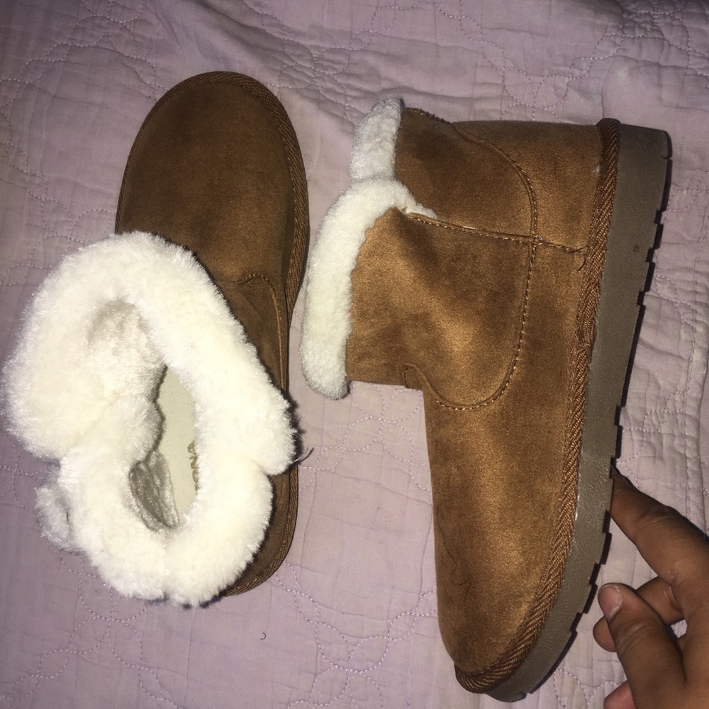 Mid high snow boots
